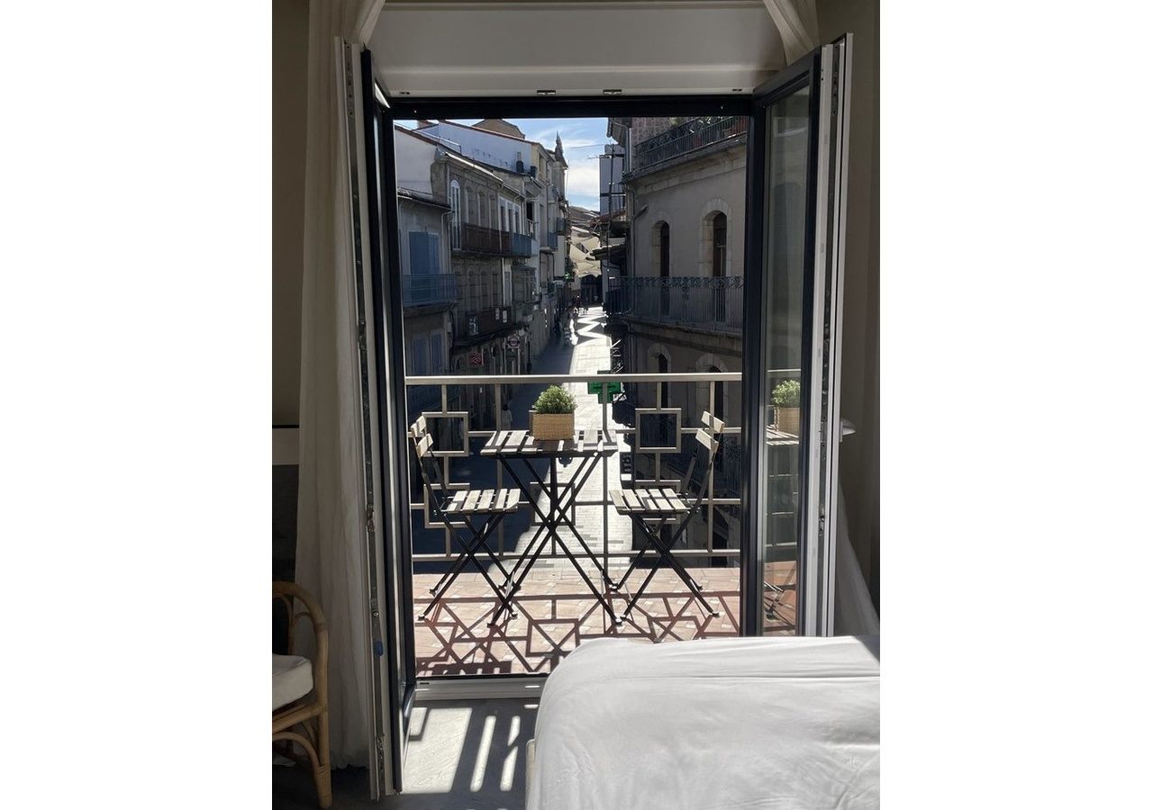 Musgo — terraza con vistas a la Puerta de Ávila y el entorno natural