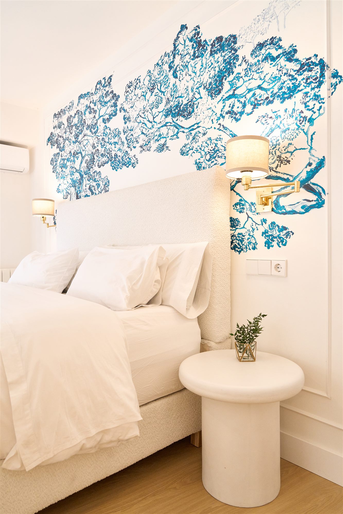 Índigo — dormitorio con gran mural botánico azul índigo