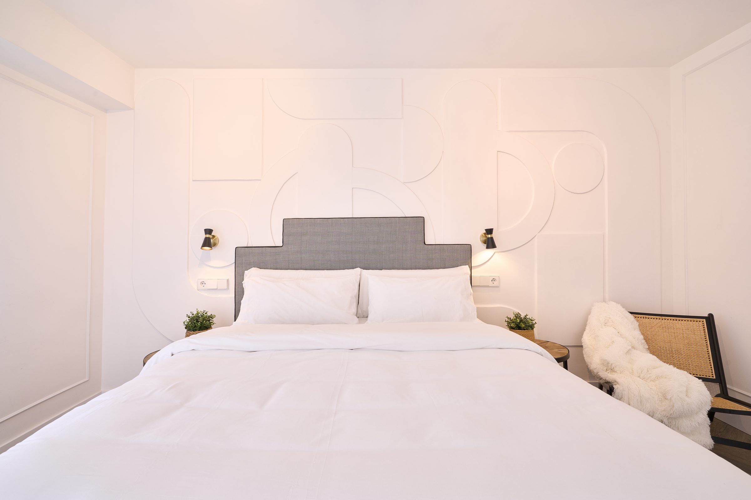Dormitorio Ducal — pared escultórica y cama doble