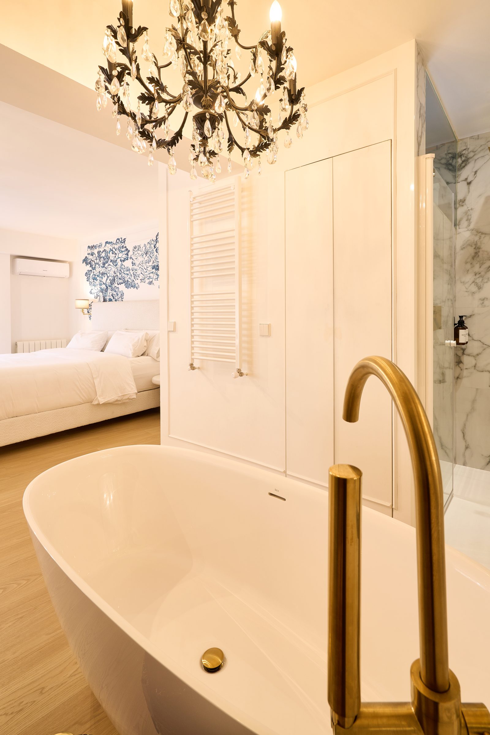 Índigo — bañera y dormitorio