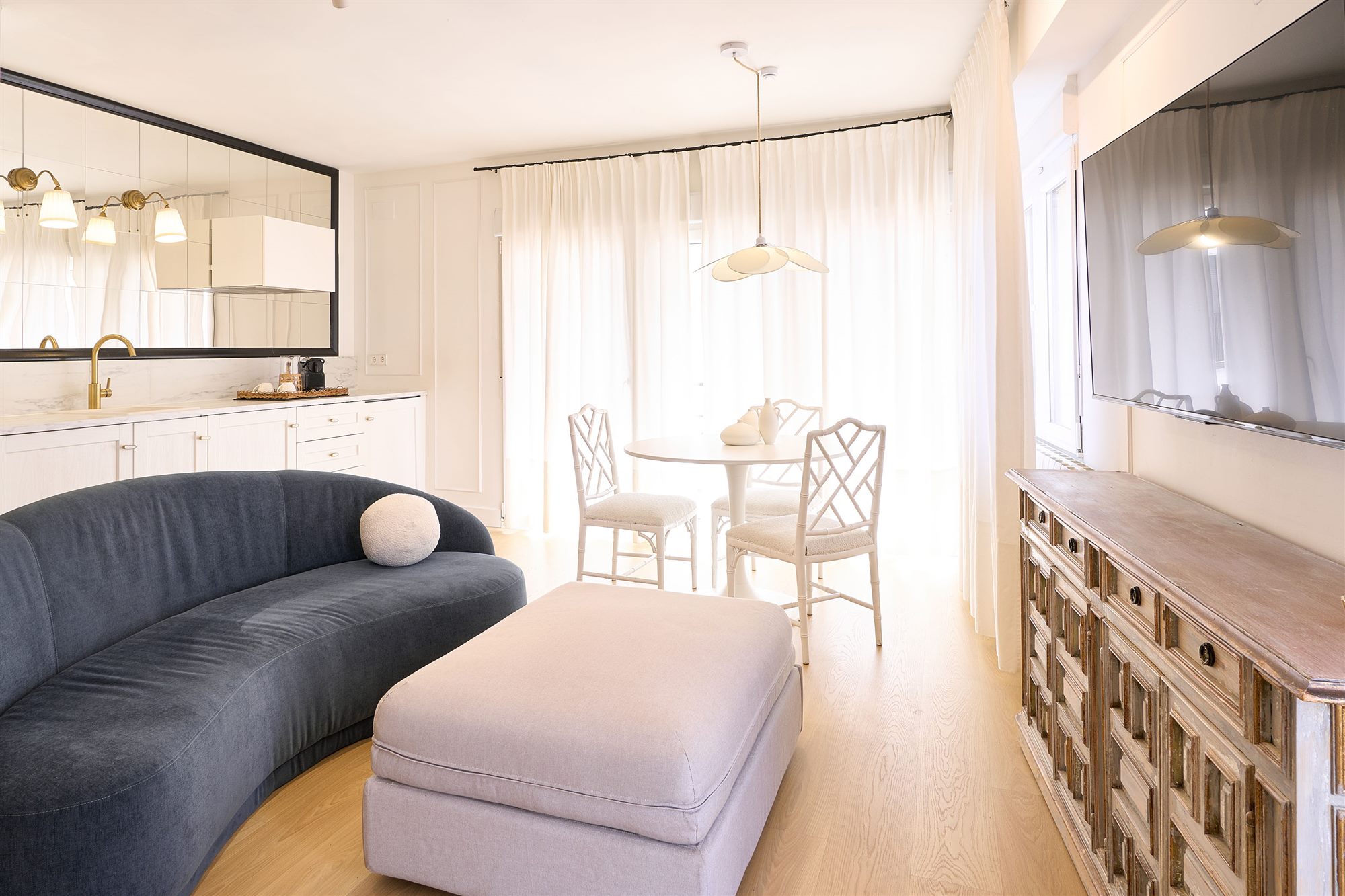 Índigo — salón con sofá azul